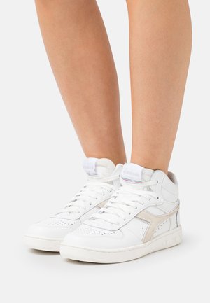 Sneakers bianchi alte con finitura in pelle testurizzata, caratterizzati da accenti beige, punta rotonda, chiusura con lacci e altezza alla caviglia.