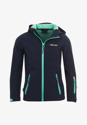 Marineblaue Softshell-Jacke mit grünem Innenfutter, Frontreißverschluss und zwei Reißverschlusstaschen. Ausgestattet mit Kapuze und hervorgehobenem Logo auf der Brust.