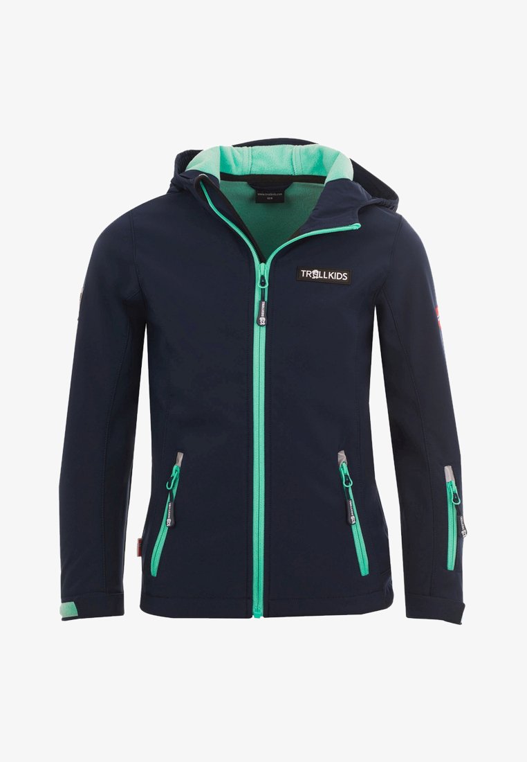 Marineblaue Softshell-Jacke mit grünem Innenfutter, Frontreißverschluss und zwei Reißverschlusstaschen. Ausgestattet mit Kapuze und hervorgehobenem Logo auf der Brust.
