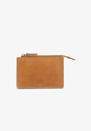 Hellbraune Lederbrieftasche mit Reißverschluss, die eine glatte Textur, minimalistisches Design und ein eingeprägtes Logo auf der Vorderseite bietet.