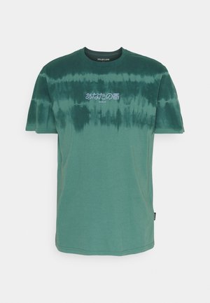 T-shirt tie-dye vert à manches courtes avec texte japonais et "BERLIN" imprimé en blanc sur la poitrine, encolure ronde et petite étiquette latérale.