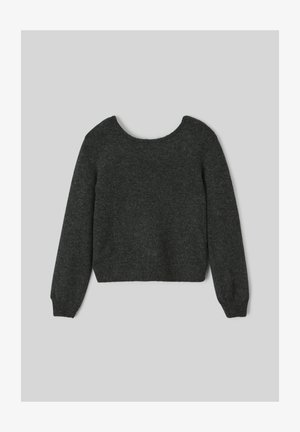 Pull court gris foncé en tricot doux, avec des manches longues et un décolleté large. Pas de motifs ni d'accents visibles.