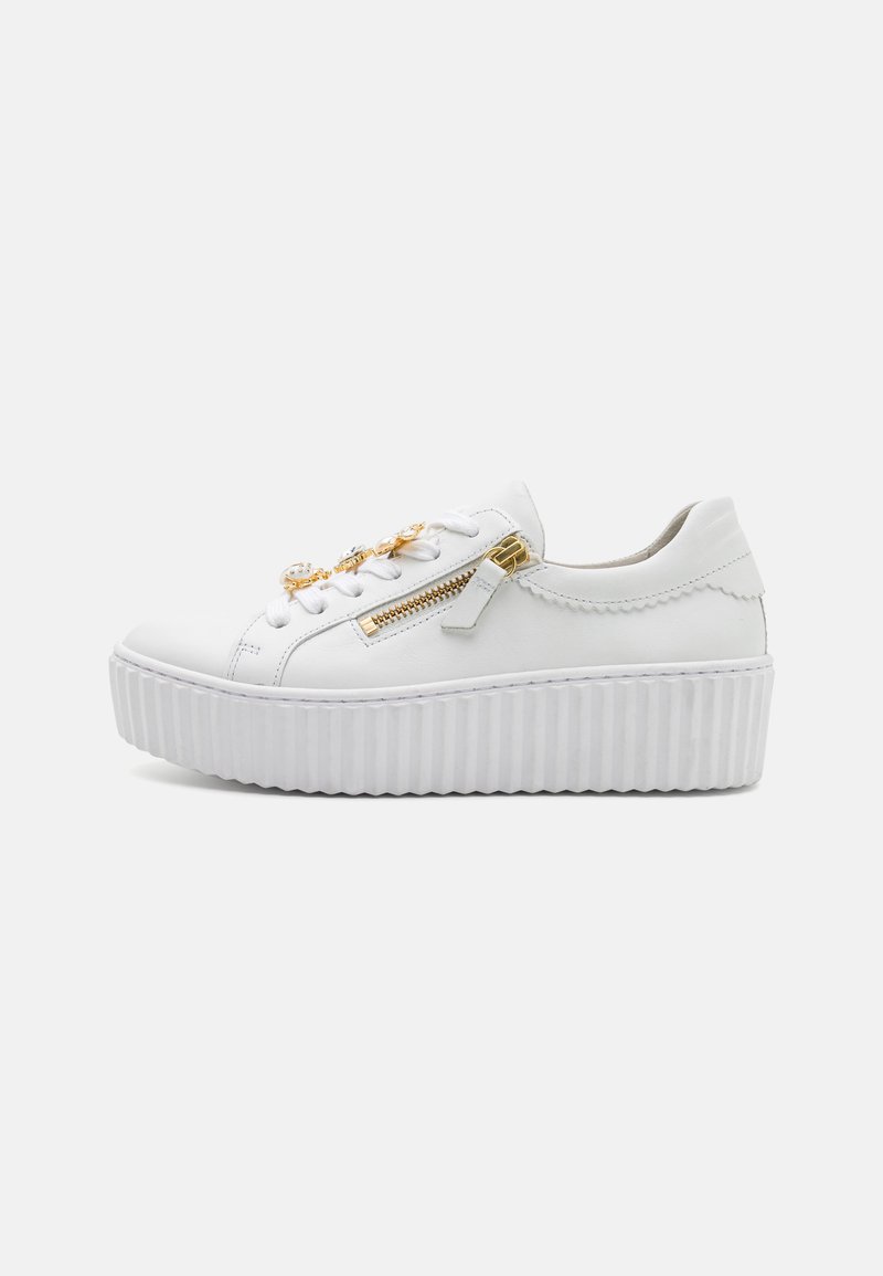 Weiße Sneaker mit einer strukturierten Gummiplattformsohle, goldenen Hardware-Details, dekorativen Reißverschlüssen und geschnürtem Vorderteil. Aus glattem Leder.