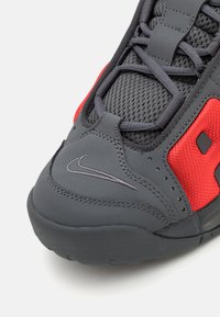 Nike Sportswear AIR MORE UPTEMPO LOW - Treniņu apavi - dark grey/light crimson/metallic silver