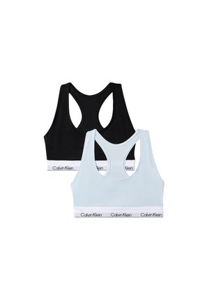 Jedna czarna i jedna jasnoniebieska sportowa biustonosz z tyłem typu racerback, z białymi elastycznymi paskami oznaczonymi marką Calvin Klein.