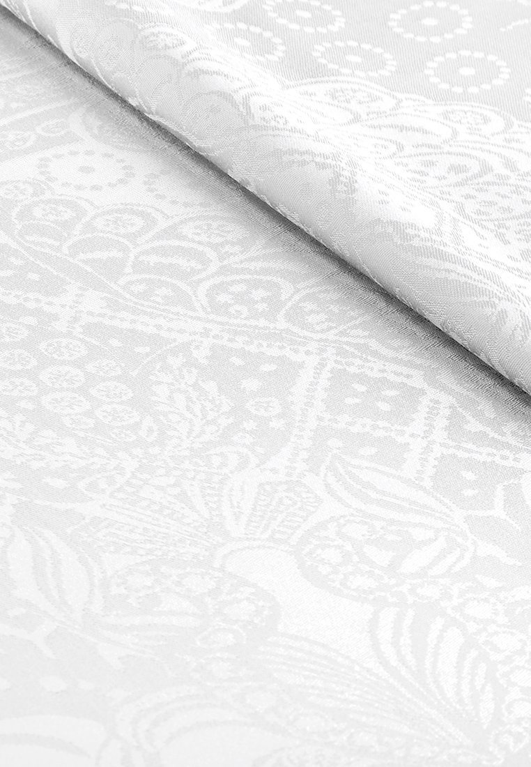 Weißer Stoff mit einem strukturierten Blumenmuster. Der Stoff ist glatt und leicht glänzend und zeigt auf der Oberfläche filigrane, tonale Designs.