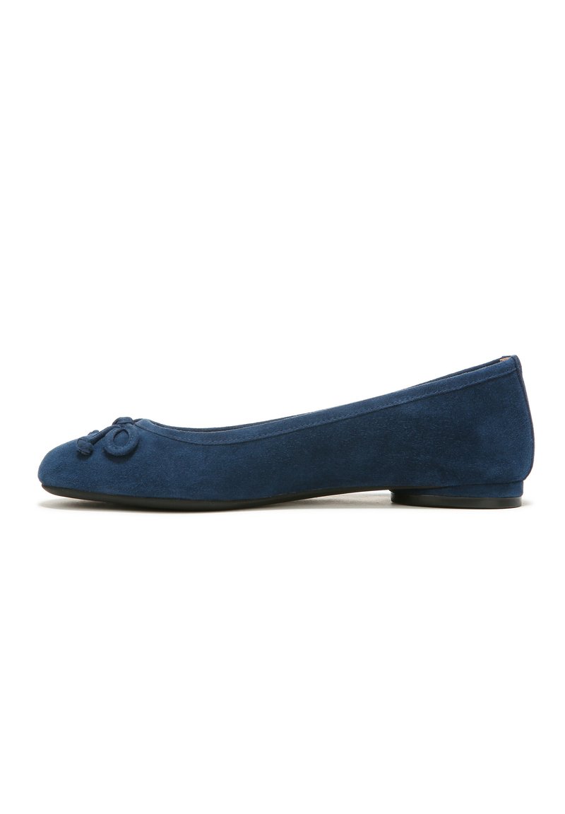 Donkerblauwe suede balletflat met een ronde neus en decoratieve strikdetail aan de voorkant. Laag profiel zwarte rubberen zool. Gladde textuur.