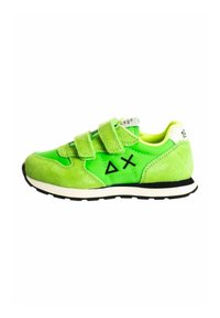 Sneaker verde in suede con fibbie in Velcro, fodera gialla a contrasto, dettagli neri e suola bianca. Presenta un design geometrico.