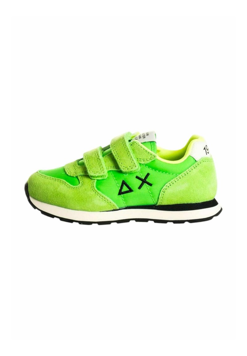 Sneaker verde in suede con fibbie in Velcro, fodera gialla a contrasto, dettagli neri e suola bianca. Presenta un design geometrico.