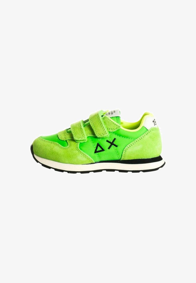 Grüne Sneakers aus Wildleder mit Klettverschlüssen, kontrastierendem gelbem Innenfutter, schwarzen Akzenten und einer weißen Sohle. Verfügt über ein geometrisches Design.