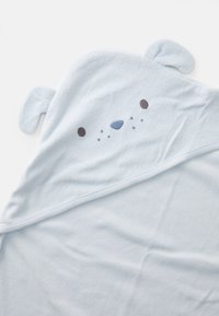 Serviette à capuche bleu clair en tissu doux ; présente un motif d'ours avec des yeux, un nez et des oreilles brodés sur la capuche.