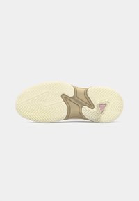 Sko soles med en lys gul gummibase, der har et zigzag-mønster, glatte brune accenter og en pink logo-detail nær hælen.