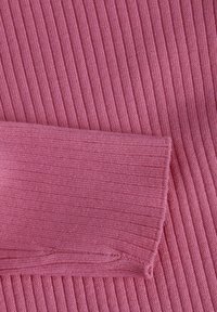 Jersey de color rosa con textura suave, mangas largas y un diseño ajustado. La tela está tejida con líneas verticales consistentes.