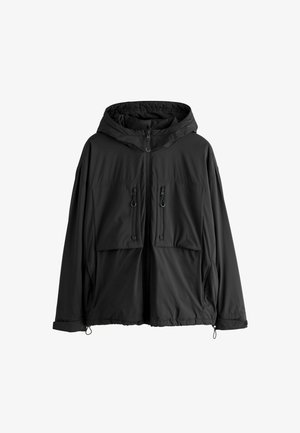 Mustat hupparitakki, jossa on etuvetoketju, kaksi pystysuoraa vetoketjullista rintataskua sekä säädettävät nyörit helmassa ja hihoissa.