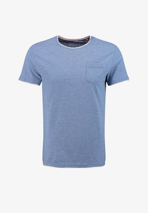 Camiseta de algodón azul claro de manga corta con finas rayas horizontales blancas, cuello redondo y pequeño bolsillo en el pecho en el lado izquierdo.