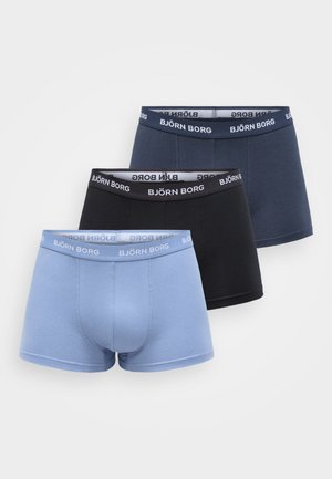 Sett med tre herreboxershorts i blått, mørkeblått og svart, med elastiske midjebånd med "BJÖRN BORG"-merke og en myk, glatt tekstur.
