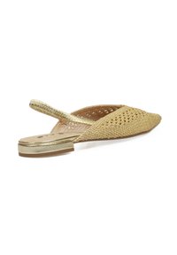 Mocasines de lona dorados con tacón tipo slingback y punta afilada, superficie texturizada y un acento metálico en el talón. Diseño abierto con recortes transpirables.