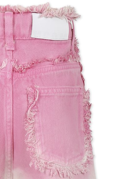 Roze spijkerbroekshorts met rafelende randen, voorzien van een achterzak en een wit label op de tailleband. De textuur is zacht met een vervaagd uiterlijk.