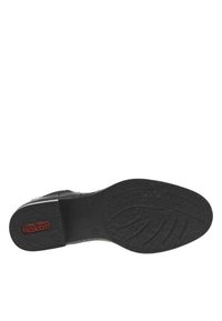 Suela de zapato negra con agarre de goma texturizada, que presenta un diseño curvado y un pequeño logo rojo "Rieker" cerca del talón.