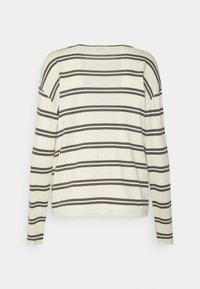 Gestreiftes langärmliges Oberteil in Creme mit dunkelbraunen horizontalen Streifen, weicher Stoff, lockere Passform, Boot-Ausschnitt und überschnittenen Schulternähten.