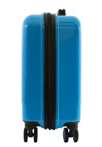 Valiză rigidă albastră cu un finisaj lucios, fermoar negru și patru roți negre cu accente albastre pentru mobilitate.