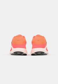 Nike Laufschuhe mit einem lebhaften Obermaterial aus pinkem und orangefarbenem Mesh, gepolstertem Absatz und schwarzer Gummisohle mit einem markanten Profil.