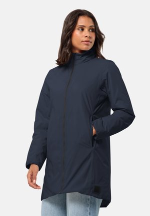 Navyblauwe waterdichte jas met een hoge kraag, volledige ritssluiting aan de voorkant, zijzakken en een iets verlengde achterzoom. Gladde textuur.