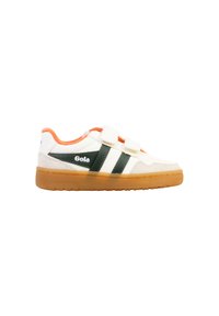 Baskets Gola blanches et orange avec deux bandes latérales vertes, deux bandes Velcro blanches et une semelle en caoutchouc marron.