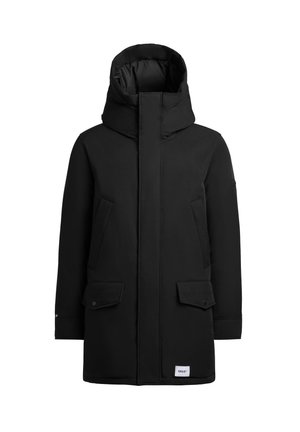 Sort lang parka med høj krave, store frontlommer og hætte. Fremstillet af et glat stof, med minimal syning og et logo detaljeret ved kanten.