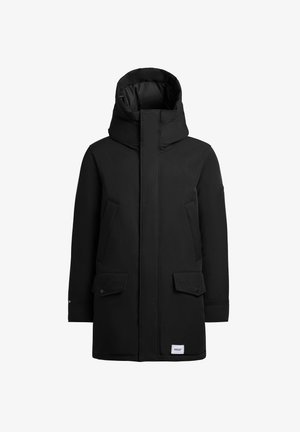 Zwarte lange parka met een hoge kraag, grote voorzakken en een capuchon. Gemaakt van een soepele stof, met minimale stiksels en een logo-detail aan de onderkant.