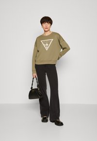 Guess PONY HAIR - Sudadera - lichen leaf green