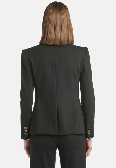 Čierny upravený blazer so štruktúrovanými plecami, hladkou textúrou, jedným rozparkem vzadu a tromi zlatými gombíkmi na manžetách.