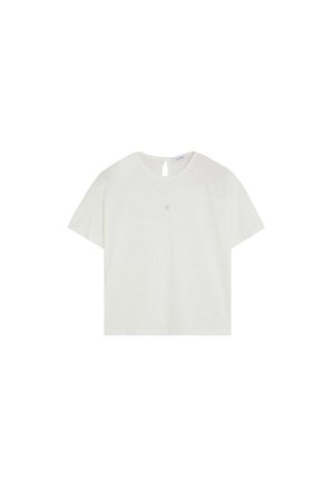 Camisa blanca de manga corta con cuello redondo y pequeño cierre de botón con abertura en la parte trasera, mostrada sobre un fondo liso.