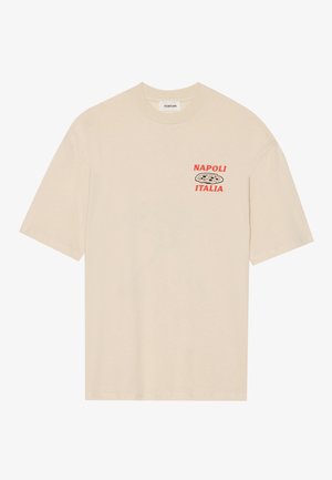 Beige t-shirt met korte mouwen, met daarop in rode tekst "NAPOLI ITALIA" en een pizza graphic op de linker borst. Katoenen materiaal, met een ronde hals.