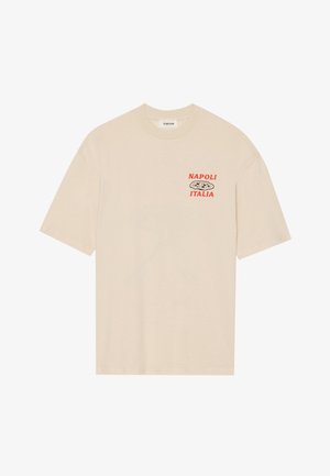Camiseta beige de manga corta, con el texto rojo "NAPOLI ITALIA" y un gráfico de pizza en el lado izquierdo del pecho. Material de algodón, diseño de cuello redondo.