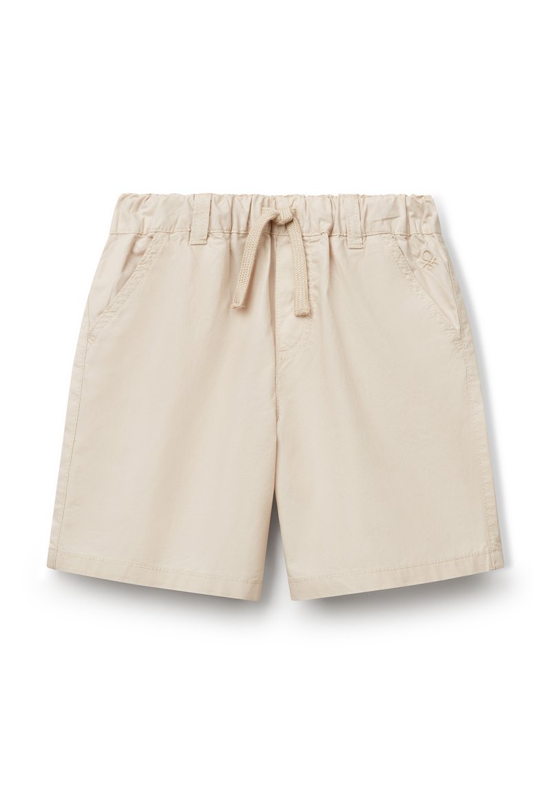 Pantaloni corti beige con fascia elastica in vita e cordino, dotati di tasche laterali e una texture liscia e leggera.
