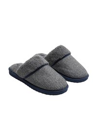 Zapatillas de tela grises tipo slip-on con forro de peluche y suela azul marino. Cuentan con una parte superior texturizada y una plantilla acolchada para mayor comodidad.