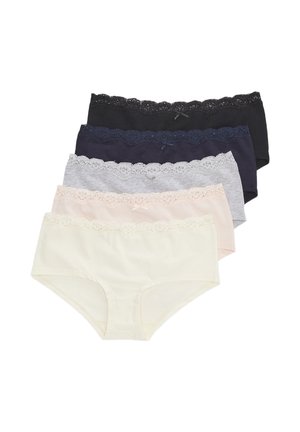 Fünf Hipster-Damenslips mit Spitzenbesatz in Schwarz, Navy, Grau, Rosa und Creme, auf weißem Hintergrund gestapelt.