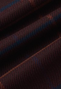 Tkano z prążkowanym teksturą, w głębokiej burgundowej barwie z niebieskimi i pomarańczowymi poziomymi paskami, idealne do odzieży lub tapicerki.