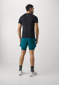Under Armour LAUNCH - 2-in-1 short - hydro teal circuit teal reflective