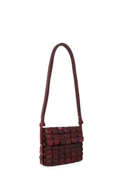 Borsa a tracolla in cuoio tessuto rosso, di forma rettangolare, con una tracolla sottile e una superficie testurizzata caratterizzata da motivi quadrati. Chiusura superiore.