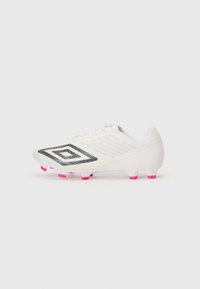 Botas de fútbol blancas con un patrón geométrico negro, parte superior texturizada y acentos rosas en la suela. Diseñadas para ofrecer agilidad y tracción.