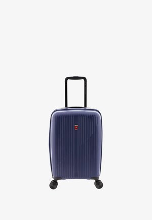 Hartschalenkoffer in Dunkelblau, mit vertikalen Rillen, ausziehbarem Griff und vier Rollen für Mobilität. Auf der Vorderseite befindet sich ein kleines Logo.