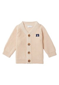 Beige Strickjacke mit V-Ausschnitt, vier Holzknöpfen und einem aufgestickten blauen Buchstaben "n" auf der linken Brust. Gerippte Bündchen und Saum.