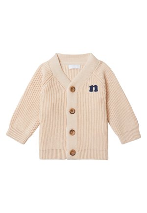 Gilet beige en tricot avec un col en V, quatre boutons en bois et une lettre "n" brodée en bleu marine sur la poitrine gauche. Manches et ourlet côtelés.