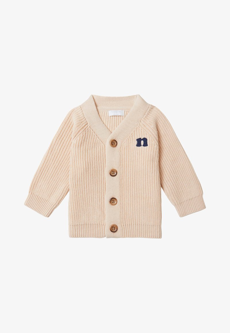 Gilet beige en tricot avec un col en V, quatre boutons en bois et une lettre "n" brodée en bleu marine sur la poitrine gauche. Manches et ourlet côtelés.
