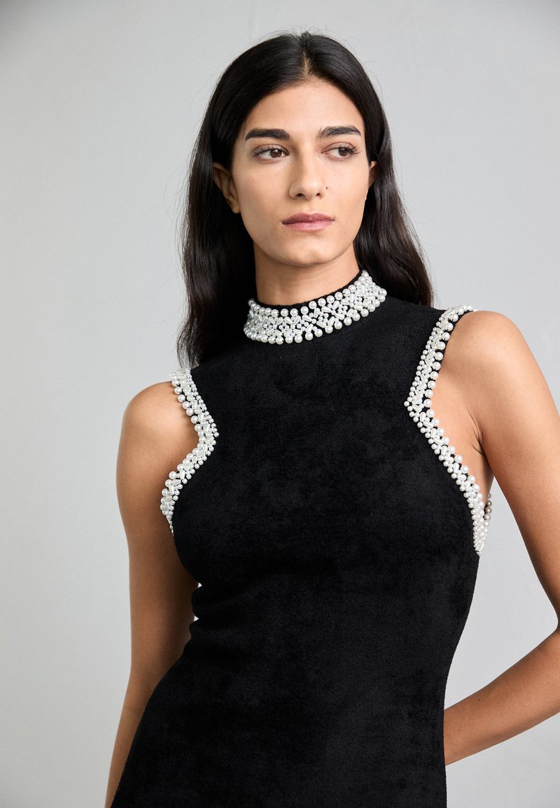 Robe courte à col strassé gris / noir pour femme | Sandro Paris Robe courte à col strassé gris / noir pour femme | Sandro Paris