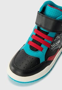 Hoch geschnittener Sneaker mit schwarzem Lederoberteil, türkisfarbenen Akzenten, roten Schnürsenkeln und einem Wolf-Design; perforierte Zehenbox und weiße Sohle.
