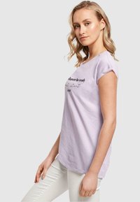 Merchcode JUST START - T-shirts print - lilac