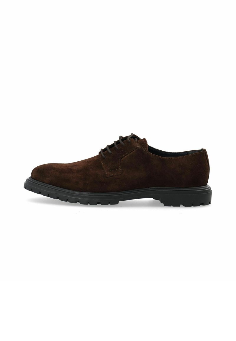 Scarpa in suede marrone con lacci e punte arrotondate, suola in gomma nera e dettagli di cucitura sottili. Texture liscia e design classico.